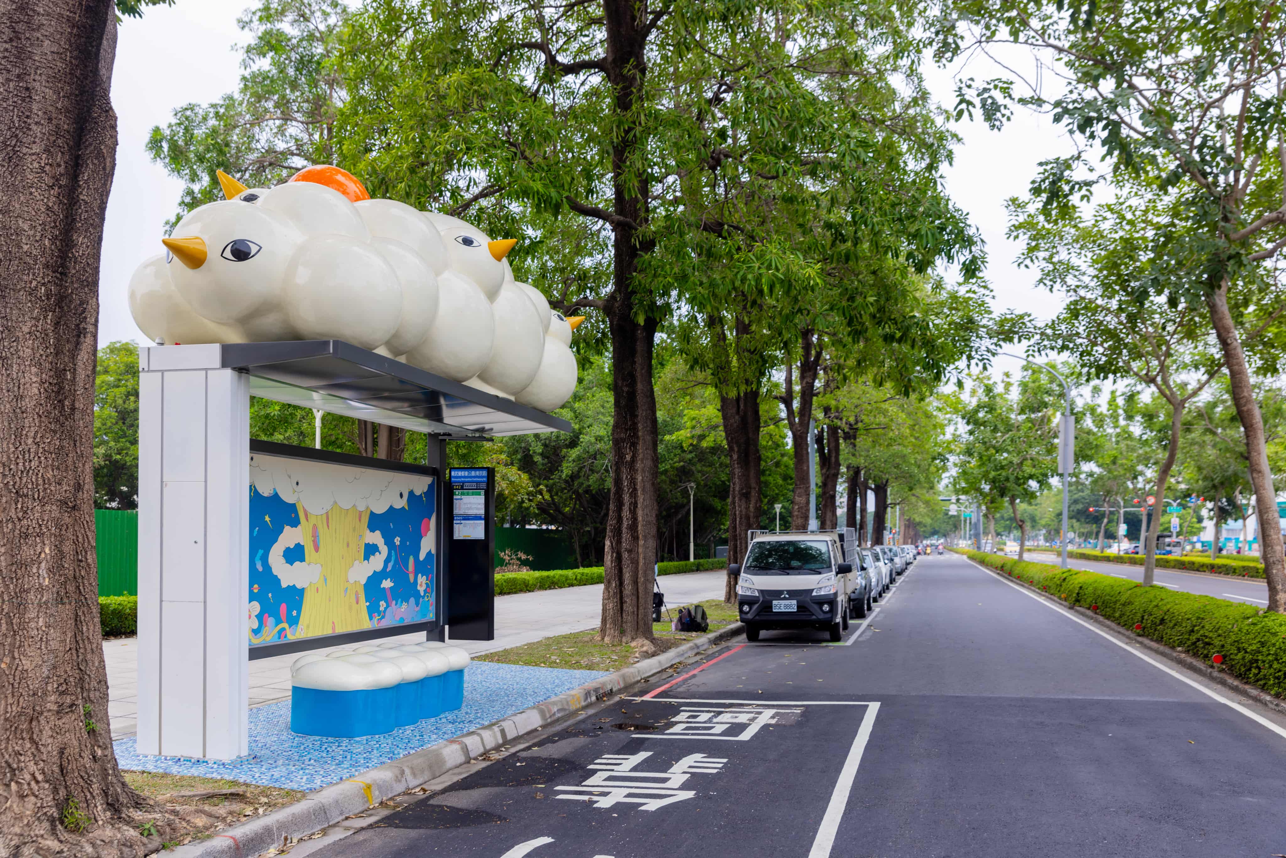 裊裊候車亭側拍